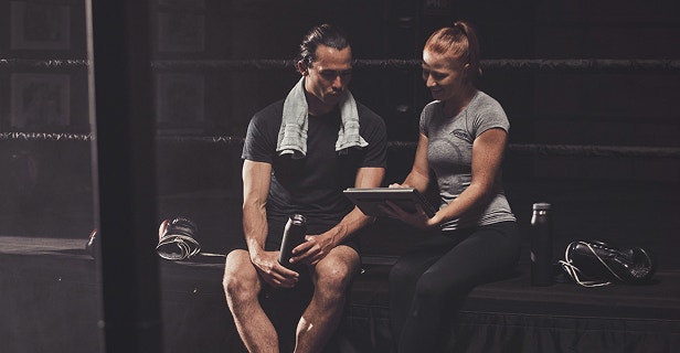 Trainer showing a tablet