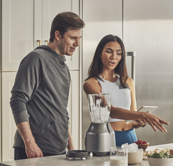 A female nutritionist helping a male client