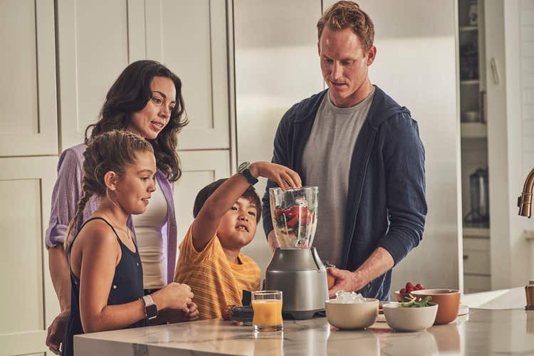 Family making smoothies